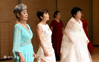 시니어 모델들의 우아한 워킹