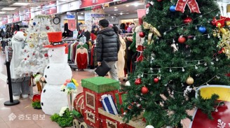 크리스마스 분위기 고조시키는 대형 트리와 장식물