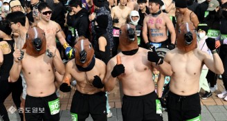 병오년 이색 도전…선양 맨몸마라톤 이색 참가자