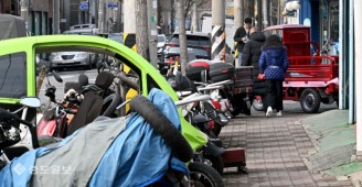 통행 방해하는 이륜차