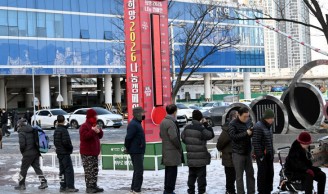 100도 달성한 사랑의 온도탑과 무료배식의 긴 줄