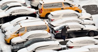 눈 치우며 출근 준비