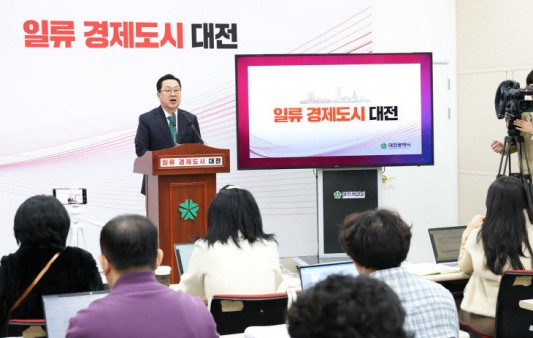 이장우 대전시장이 국회 법제사법위원회의 `충남·대전 행정통합 특별법` 처리 보류와 관련해 더불어민주당 주도의 법안을 정면 비판하며 사실상 폐기를 요구했다.이 시장은 25일 대전시청에서 기자회견을 열고 ``알맹이는 빠지고 껍데기만 남은 법안으로는 통합을 할 수 없다``며 ``졸속으로 만들어진 현행 법안은 폐기하고, 대전·충남이 제안한 고도 분권형 모델을 토대로 다시 논의해야 한다``고 밝혔다.그는 ``대통령 말씀처럼 통합은 충분한 공감 없이 일방적으로 강행해서는 안 되는 사안``이라며 ``이번 민주당의 입법 과정은 유례를 찾아보기 힘들 정도로 일방적이고 졸속적으로 추진됐다``고 직격했다.이 시장은 특히 ``지방분권의 철학을 담은 특별법안은 두 달 만에 해결될 문제가 아니다``라며 ``국가 백년대계에 해당하는 행정통합을 한두 달 만에 처리하는 나라는 없다. 비행기가 이륙하려면 충분한 예열과 연료가 필요하듯 통합 역시 충분한 공감대와 제도적 설계가 선행돼야 한다``고 강조했다.현행 법안의 내용에 대해서도 강한..