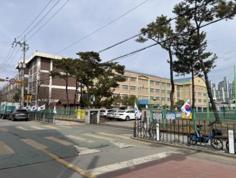 개학 코앞인데, 공사장 통학로에 무단 태극기 게양까지