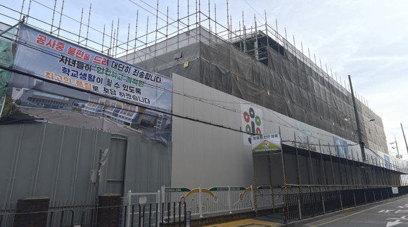 개학 코앞인데, 공사장 통학로에 무단 태극기 게양까지