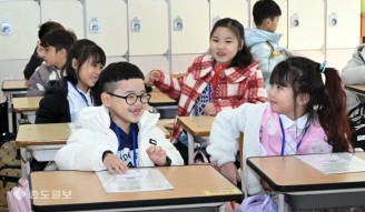 즐거운 입학식…‘반갑다 친구야’