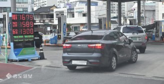 ‘더 오르기 전에…’ 붐비는 주유소