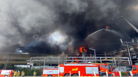 [대전화재]연락두절 직원 14명…폭발·붕괴 위험에 내부진입 난항