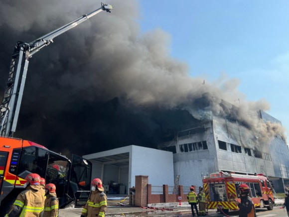 [대전 화재]연락 두절 직원 14명…폭발·붕괴 위험으로 내부진입 어려워