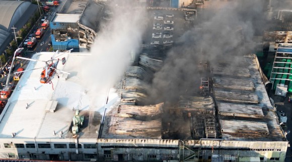 [대전화재]연락두절 직원 14명…폭발·붕괴 위험에 내부진입 난항