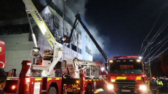 [대전 화재]휴게실 입구서 사망자 1명 발견…"새벽동안 2~3층 집중수색"