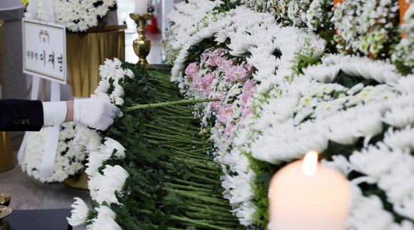 회식도 행사도 멈췄다…지역 뒤덮은 ‘애도 물결’