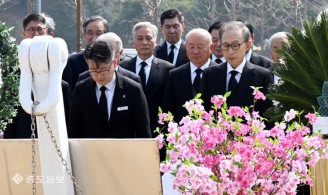 천안함 46용사 묘역 찾은 이명박 전 대통령