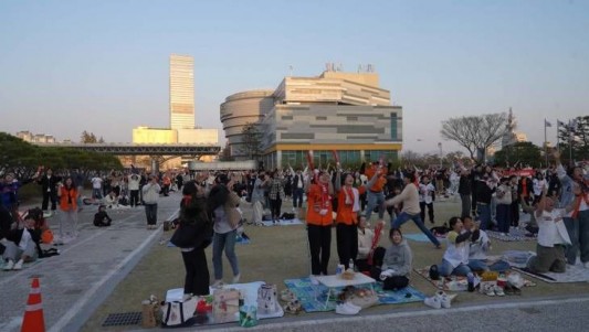 >       한화의 응원가는 역시 아파트-사랑한다최강한화. 28일 대전에 위치한 국립중앙과학관이 2026프로야구 개막에 맞춰 단체 관람 이벤트를 펼쳤습니다. 강백호가 역전타를 터트리면서 한화를 승리로 마무리하는 순간! 승리의 뒷풀이를 펼치는 한화 팬들의 모습을 영상으로 구성했습니다.금상진 기자 jodpd@