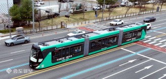 버스와 트램의 장점 살린 3칸 굴절차량 도심 주행