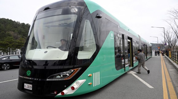 3칸 굴절차량 타보니…"버스와 트램 사이 그 어디쯤"