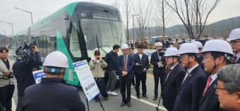 3칸 굴절차량 타보니..."버스와 트램 사이 그 어디쯤"