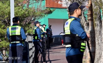 대전오월드 늑대 탈출…생포에 집중하는 소방과 경찰