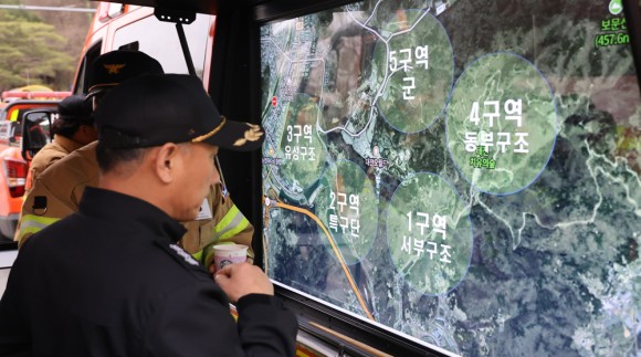 비로 멈춘 대전동물원 늑대 수색… 인간바리케이트는 계속 유지