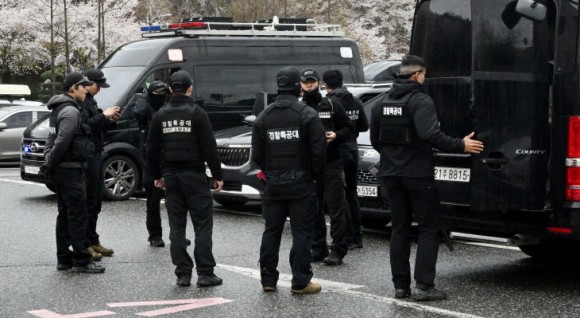 악천후에 밤사이 수색중단 후 아침에 재개…포위 대신 출현 시 출동으로