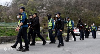 대전오월드 인근에서 목격된 ‘늑구’ 포획에 나선 경찰들