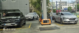 4차 석유 최고가격제 동결…저렴한 주유소로 몰리는 차량들