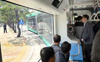 ‘3칸 굴절차량’ 실제 도로주행도 무난히 통과