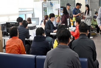 "맛있는거 사먹을거에요" 고유가 피해지원금 신청 시작… 취약계층 발길