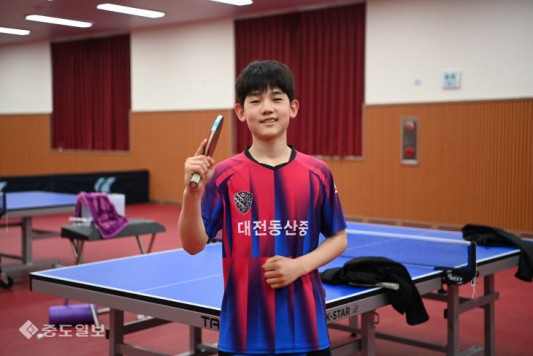 ``형들의 응원이 큰 힘이 됐어요, 저보다는 팀이 이룬 성과가 값진 대회였어요.`` 지난 3월 대전에서 열린 전국 남녀종별탁구선수권대회 남중부 우승을 거둔 이준호(동산중 2)는 우승 소감에 대해 이렇게 전했다. 이준호는 단체전에서도 두각을 나타내며 단체전 동메달에 힘을 보탰다. 중학부 유망주이자 연령별 국가대표에도 이름을 올린 이준호는 초등학교 1학년 시절 처음 탁구와 인연을 맺었다. 학교 탁구부의 연습 장면을 지켜보다 탁자 위를 빠르게 오가는 하얀 공의 움직임에 흥미를 느낀 것이 탁구 인생의 시작이었다. 이준호는 ``처음에는 가벼운 취미로 시작했는데, 선수 생활까지 하게 될 줄은 몰랐다``며 ``항상 세심하게 지도해 주시는 선생님들과 곁에서 힘이 되어주는 동료들의 응원 덕분에 이 자리까지 올 수 있었다``고 소감을 전했다. 그의 성장세는 매서웠다. 아산초등학교 소속으로 활동하던 2021년, 회장기 초등탁구 남자 3학년부 단식 준우승을 차지하며 이름을 알리기 시작했고, 이듬해 유승민 아테네올림..