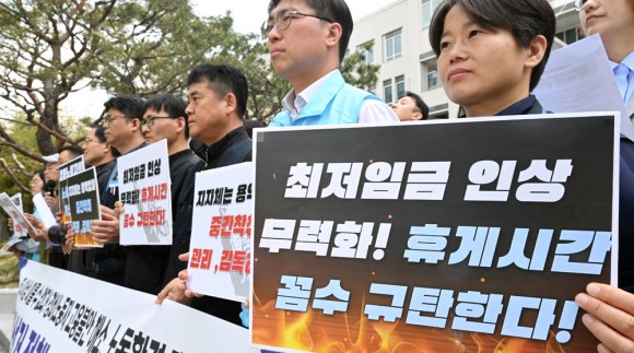 “아파트 옮겼으니 퇴직금 없다”… 경비노동자 울리는 용역구조