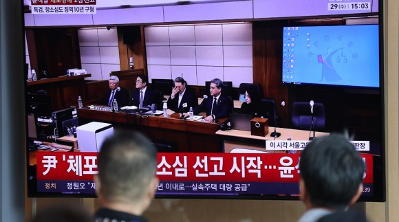 <속보> 윤석열 '체포방해' 항소심 징역 7년 선고… 1심보다 2년 ↑