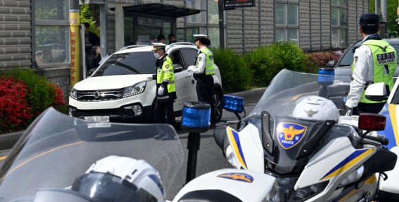 "멈춰? 그냥 가? 헷갈려요"… 우회전 일시정지 시민 혼선