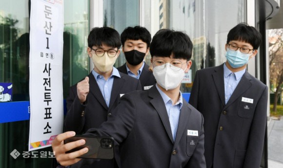 [유권자의 날] "공약 이해하기 쉽지 않아"…첫 선거 마주한 18세