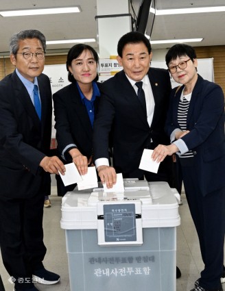 지방선거 후보자들과 함께 투표하는 박용갑 국회의원