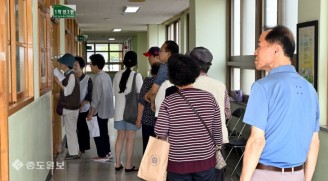 아침부터 이어지는 투표 행렬