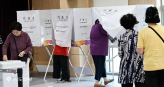 ‘아기 안고, 목발 짚고’…한표의 소중함