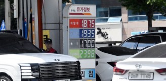 석유 최고가격제 첫 인하…저렴한 주유소로 몰리는 차량들