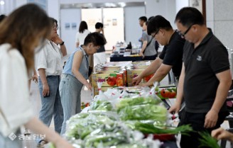 가족사랑 금요장터서 농산물 구입