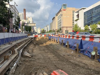 [르포] "지하 파고, 흙더미 쌓인 트램 공사장"… 폭우 앞둔 대전 도심