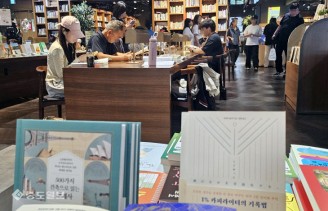 무더위 피해 서점에서 북캉스