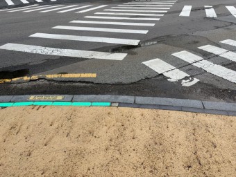 보행 안전 돕는다더니…장마·폭염에 고장 난 바닥신호등 수리도 늦어져