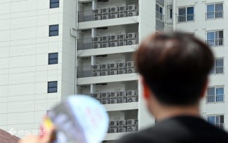 ‘덥다 더워’…쉴 새 없이 돌아가는 에어컨 실외기