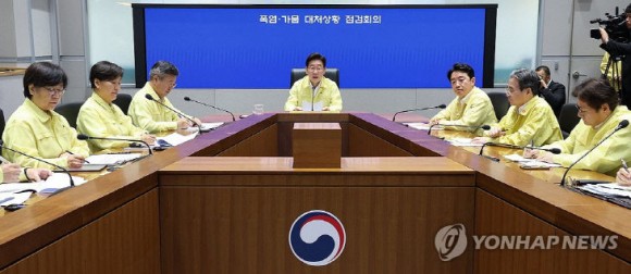 이 대통령 "폭염 완화 때까지 전방위 대응 체계 가동해달라"