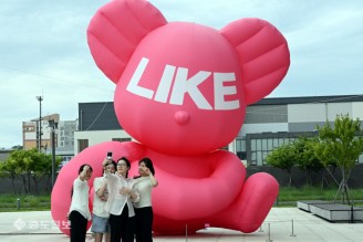 대전신세계 개점 5주년…베어 벌룬과 ‘찰칵’