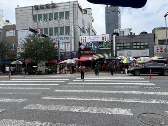 [르포] 신호에 쫓기는 노인들…전통시장 횡단보도 ‘아슬아슬’