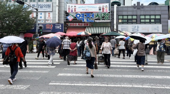 [르포] 신호에 쫓기는 노인들…전통시장 앞 횡단보도 ‘아슬아슬’