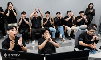 ‘와! 성공이다’ 대전샛 개발자들 누리호 발사 성공에 환호