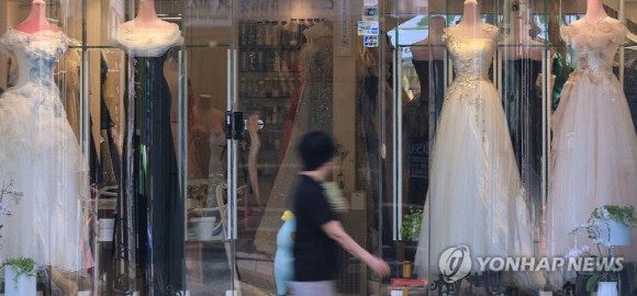 결혼비용 공개해도 추가금 여전… 공공 스드메가 해법일까