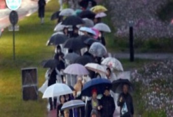 [월화수목 달빛걷기] 우산 쓰고 가족.연인 함께…공연 즐기며 건강도 챙겨