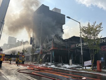 대전 갈마동 타이어 판매점 화재 진화완료…2~3층 창고에서 발생 추정돼